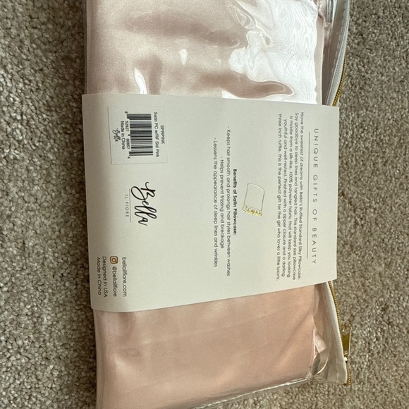 Set of 2 Bella IL Fire Goodnight Gorgeous Ruffled Standard Silky Pillowcases - Picture 3 of 5